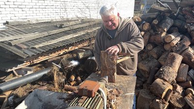 "Треба силу мати": різьбяр з Волині виготовляє дерев’яні сувеніри з краєвидами озера Світязь — Василь Ханзерук "Треба силу мати": різьбяр з Волині виготовляє дерев’яні сувеніри з краєвидами озера Світязь — Василь Ханзерук