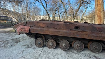У Дніпрі до Дня ЗСУ тероборонці презентували підбиту ними російську БМП У Дніпрі до Дня ЗСУ тероборонці презентували підбиту ними російську БМП