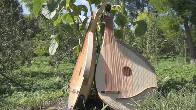 На Тернопільщині музикант та інженер створили нову модель дитячої бандури На Тернопільщині музикант та інженер створили нову модель дитячої бандури