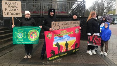 В Івано-Франківську провели мирну акцію на підтримку військовополонених В Івано-Франківську провели мирну акцію на підтримку військовополонених