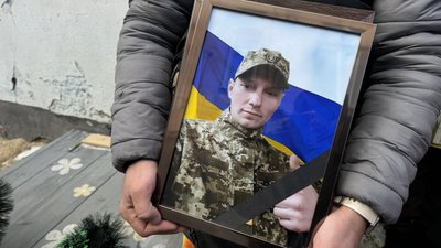 Зник у Кринках, повернувся "на щиті": у Миколаєві провели в останню путь морпіха Дмитра Дерев’янченка Зник у Кринках, повернувся "на щиті": у Миколаєві провели в останню путь морпіха Дмитра Дерев’янченка