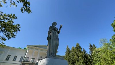 Робота скульптора Леоніда Гомона – статуя богині Флори у панському маєтку у Сокиринцях на Чернігівщині Робота скульптора Леоніда Гомона – статуя богині Флори у панському маєтку у Сокиринцях на Чернігівщині
