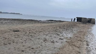 Рівень води у Дніпрі біля Черкас сягнув рекордно низьких показників. У чому причина Рівень води у Дніпрі біля Черкас сягнув рекордно низьких показників. У чому причина