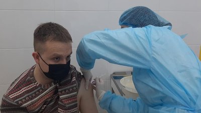 “Пройшли без ускладнень”. Медики - про перші щеплення від коронавірусу на Сумщині