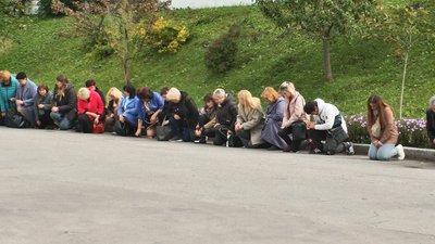 Присутні проводжають воїна в останню путь Присутні проводжають воїна в останню путь