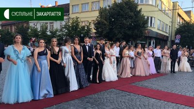 Випускники пройшли парадом вулицями Мукачева Випускники пройшли парадом вулицями Мукачева