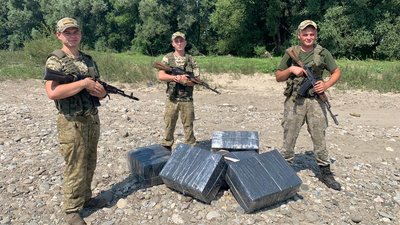 Контрабандисти двічі за добу намагалися незаконно перемістити цигарки до Румунії