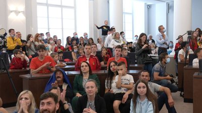 Вболівальники через дощ перейшли у міськраду Вболівальники через дощ перейшли у міськраду