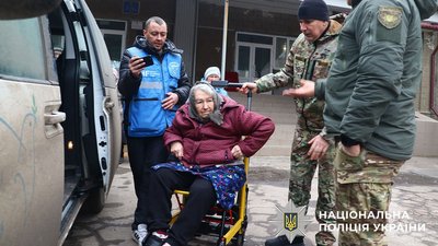 Евакуація людей з Дружківки