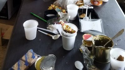 "Приїхали з добром". Жителі В'язового на Сумщині показали зіпсовані росіянами приміщення елеватора
