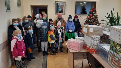 На Тернопільщині діти отримали подарунки від благодійників із Чехії На Тернопільщині діти отримали подарунки від благодійників із Чехії