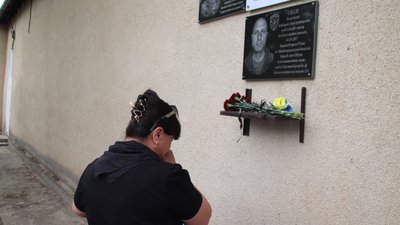 Меморіальна дошка Віктора Сакали на фасаді Табаківського ліцею