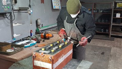"Лікування" машин з передової. Як на Луганщині ремонтують техніку для військових "Лікування" машин з передової. Як на Луганщині ремонтують техніку для військових