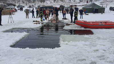 У прифронтовій Попасній українські військові пірнали в ополонку