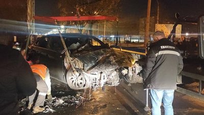 Львів'янин на авто в'їхав у світлофор: машина загорілася