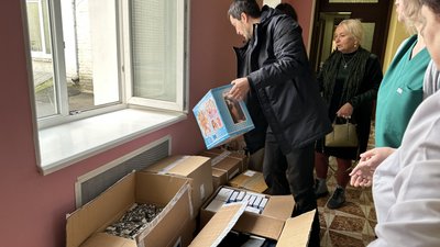 Благодійники з Португалії передали лікарні Херсона автомобіль швидкої допомоги та медикаменти Благодійники з Португалії передали лікарні Херсона автомобіль швидкої допомоги та медикаменти