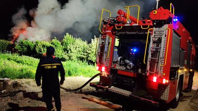 Вночі три відділення рятувальників гасили пожежу у Хмельницькому