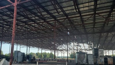 Окупанти РФ обстріляли склозавод у Мерефі на Харківщині: поранений охоронець