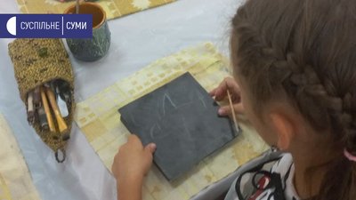 Сумські школярі створили керамічні плитки, що прикрасять фасад будівлі в Києві Сумські школярі створили керамічні плитки, що прикрасять фасад будівлі в Києві