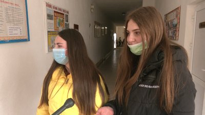 Школярки Христина Попович та Вікторія Конрад Школярки Христина Попович та Вікторія Конрад