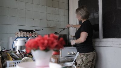 Жінка варить їсти Жінка варить їсти