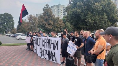 У Чернігові представники Нацкорпусу мітингували під Головним управлінням нацполіції У Чернігові представники Нацкорпусу мітингували під Головним управлінням нацполіції