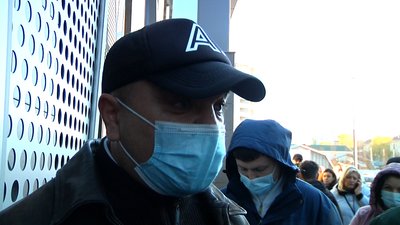 У Житомирі черги серед тих, хто прийшов вакцинуватися до міського центру вакцинації У Житомирі черги серед тих, хто прийшов вакцинуватися до міського центру вакцинації