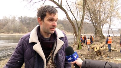 У Житомирі розчищають береги річки Тетерів У Житомирі розчищають береги річки Тетерів