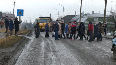 У Рогатині на Франківщині люди перекрили дорогу: вимагають ремонту У Рогатині на Франківщині люди перекрили дорогу: вимагають ремонту