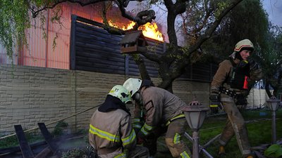 Шестеро людей у Харкові — з вибуховими травмами внаслідок удару. Їхнє підприємство гасять понад три години: фоторепортаж Шестеро людей у Харкові — з вибуховими травмами внаслідок удару. Їхнє підприємство гасять понад три години: фоторепортаж