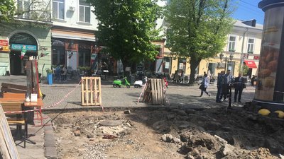 У центрі Одеси бульдозером прибрали бруківку. Замовник робіт обіцяє, що все повернуть на місце У центрі Одеси бульдозером прибрали бруківку. Замовник робіт обіцяє, що все повернуть на місце