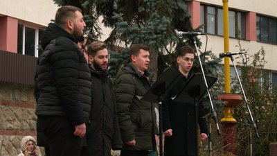 В Івано-Франківську під час музичного перформансу збирали гроші для ЗСУ В Івано-Франківську під час музичного перформансу збирали гроші для ЗСУ