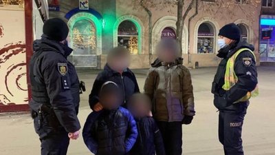 Пішли колядувати й загубились: патрульні Кривого Рогу знайшли зниклих дітей