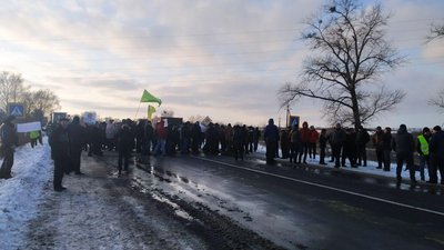 Акція протесту проти відкриття ринку землі відбувається на Сумщині Акція протесту проти відкриття ринку землі відбувається на Сумщині