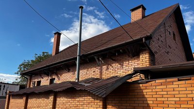 Що відбувається на місці ракетного удару по передмістю Дніпра: фоторепортаж