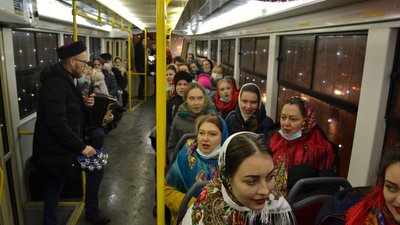 Без пасажирів, але з подарунками: в Одесі пройшов парад трамваїв Без пасажирів, але з подарунками: в Одесі пройшов парад трамваїв
