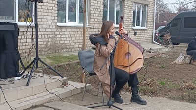 Учасниця гурту Інна грає на бандурі, 10 лютого 2024 року. Учасниця гурту Інна грає на бандурі, 10 лютого 2024 року.