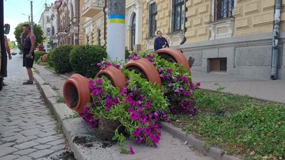 "Нашу працю з лайном змішали". У Кропивницькому вночі перекинули квіткові чаші, які місяць тому поставив "Благоустрій" "Нашу працю з лайном змішали". У Кропивницькому вночі перекинули квіткові чаші, які місяць тому поставив "Благоустрій"