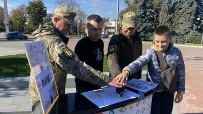 "Слава Збройним Силам України!" — у Черкасах погасили нову серію марок