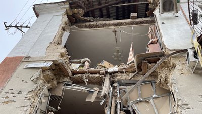 Пошкоджені вікна у музеї та лікарні, обвалена панельна стіна у будинку: наслідки нічних обстрілів Херсона військами РФ Пошкоджені вікна у музеї та лікарні, обвалена панельна стіна у будинку: наслідки нічних обстрілів Херсона військами РФ