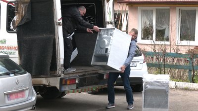 У Рівному в гуртожитки, де живуть переселенці, волонтери привозять побутову техніку