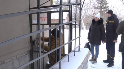 Наталія Фролова відкриває підвальне приміщення для перевірки