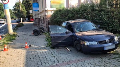 У Чернівцях на зупинці збили жінку, їй відірвало ногу