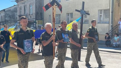 На Тернопільщині попрощалися із загиблими в російсько-українській війні бійцями На Тернопільщині попрощалися із загиблими в російсько-українській війні бійцями