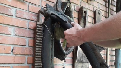 Сашко Положинський передав волинському музею старожитності, які зібрав його батько Сашко Положинський передав волинському музею старожитності, які зібрав його батько