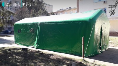 Силовики біля лікарень, результати тестів лікарів: нове про COVID-19