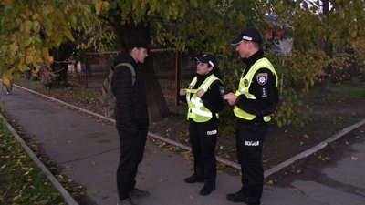 У темряві пішохід має бути видимим. У Кропивницькому поліцейські роздавали світловідбивачі