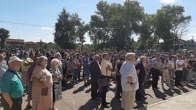 Жителі села на Харківщині вийшли на протест через сутички із ромською спільнотою Жителі села на Харківщині вийшли на протест через сутички із ромською спільнотою