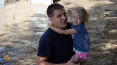 Вода заблокувала одну з вулиць в Одесі: рятувальники евакуювали 55 людей Вода заблокувала одну з вулиць в Одесі: рятувальники евакуювали 55 людей