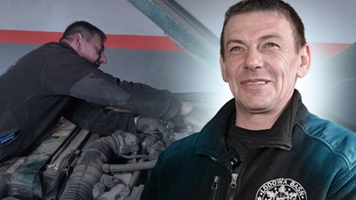 Поляк Маріуш безплатно лагодить авто на фронт у Маневичах